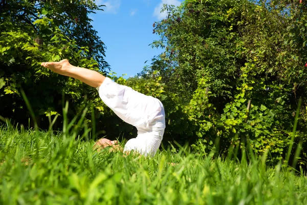 Yoga i parken — Stockfoto